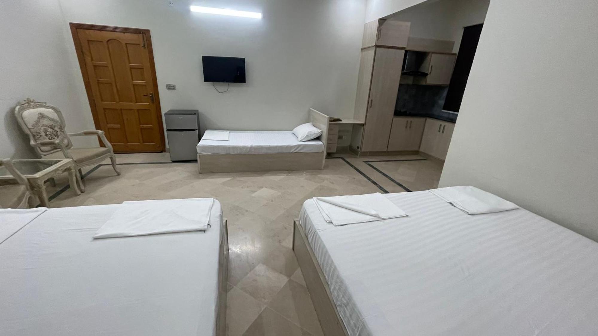 Midways Guest House And Hotels Исламабад Экстерьер фото