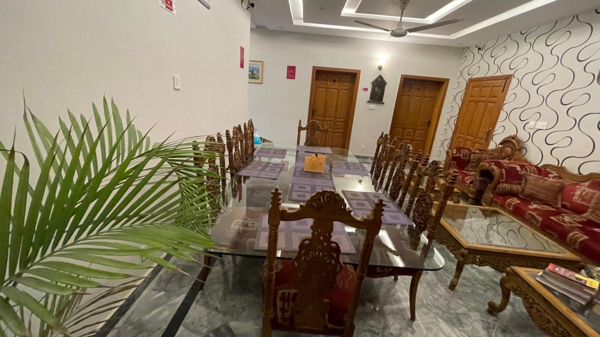 Midways Guest House And Hotels Исламабад Экстерьер фото