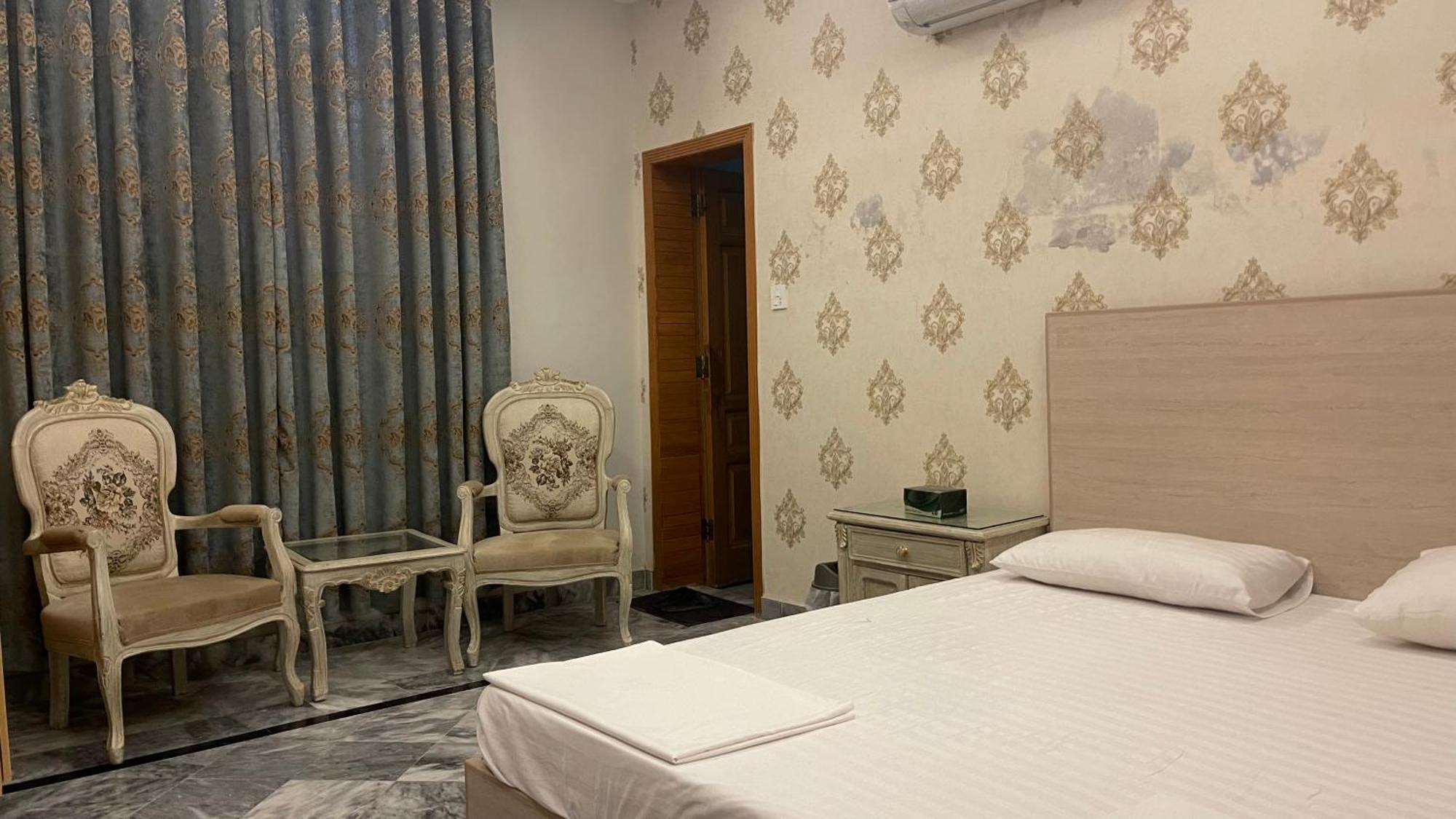 Midways Guest House And Hotels Исламабад Экстерьер фото